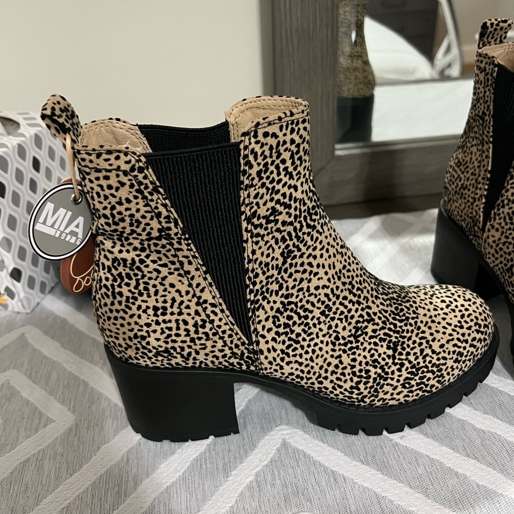 BRAND NEW MIA booties